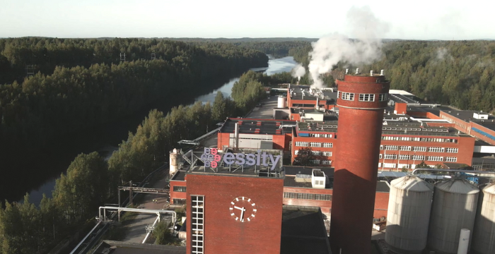 Essityn punatiilinen tehdas ja piippu ilmasta kuvattuna. Taustalla Nokianvirta ja metsää.