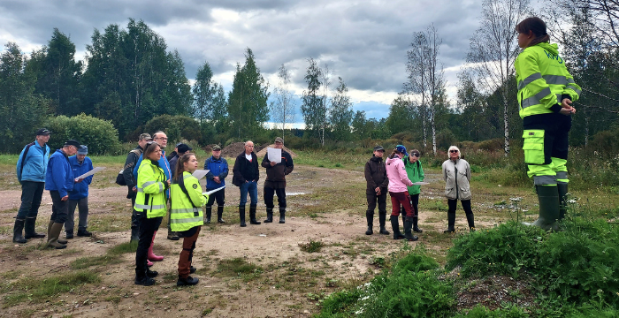 Väkijoukkoa joutomaalla kuuntelemassa KVVY Yhdistyksen asiantuntijaa.